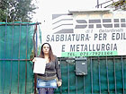 Emanuela Belardinelli di fronte all'azienda ormai chiusa del padre