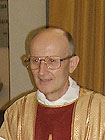 don Adriano Torreggiani durante una funzione religiosa