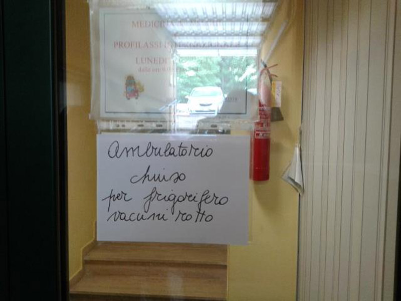 Il cartello per il frigorifero rotto dove vengono conservati i vaccini al centro di via Po a Senigallia