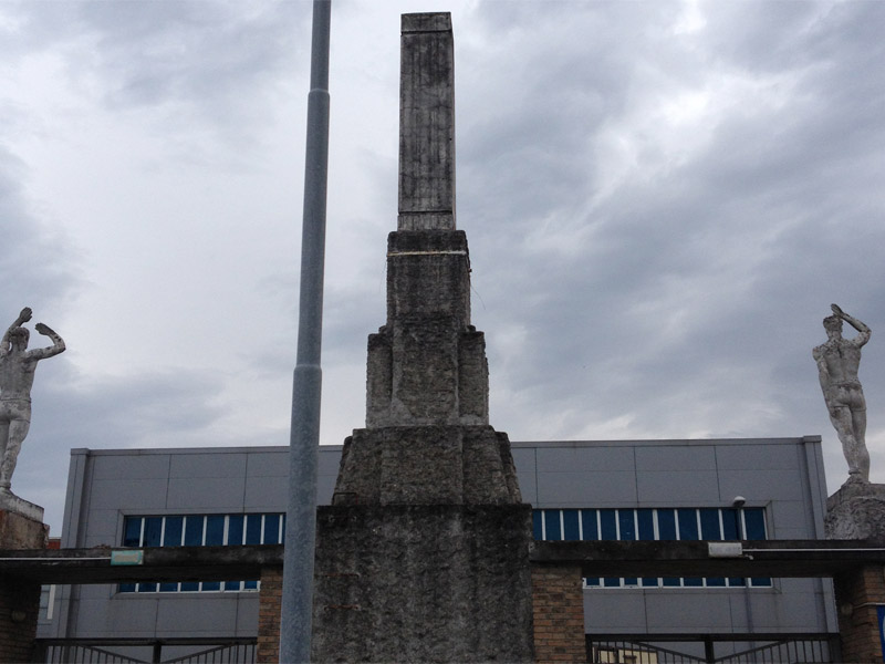 Le statue all'ingresso dello stadio di Senigallia 